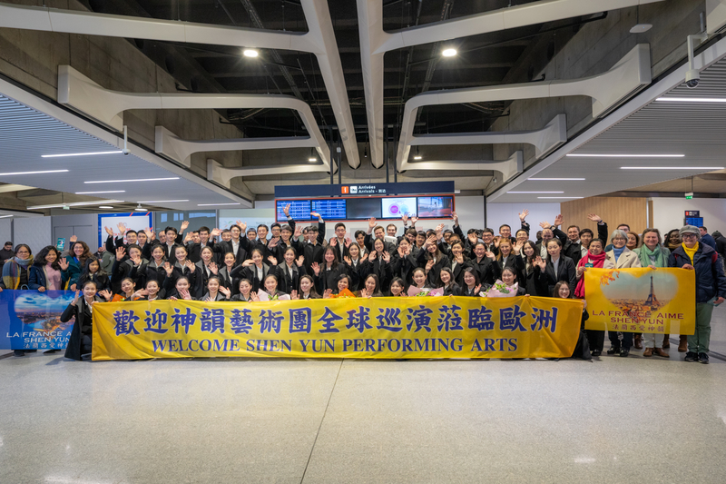Hôm 12/02/2024, Đoàn Nghệ thuật Biểu diễn Shen Yun đã hạ cánh xuống phi trường Charles de Gaulle ở Paris, Pháp và được người hâm mộ chào đón nồng nhiệt. Các nghệ sĩ và những người hâm mộ đã chụp ảnh chung tại phi trường. (Ảnh: Chương Nhạc/Epoch Times