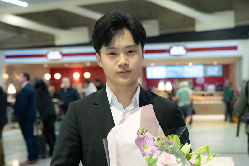 Hôm 12/02/2024, anh Ryan Lee, nghệ sĩ violin chính của Dàn nhạc Shen Yun đã cùng đoàn diễn đặt chân đến phi trường Paris Charles de Gaulle. (Ảnh: Chương Nhạc/Epoch Times)
