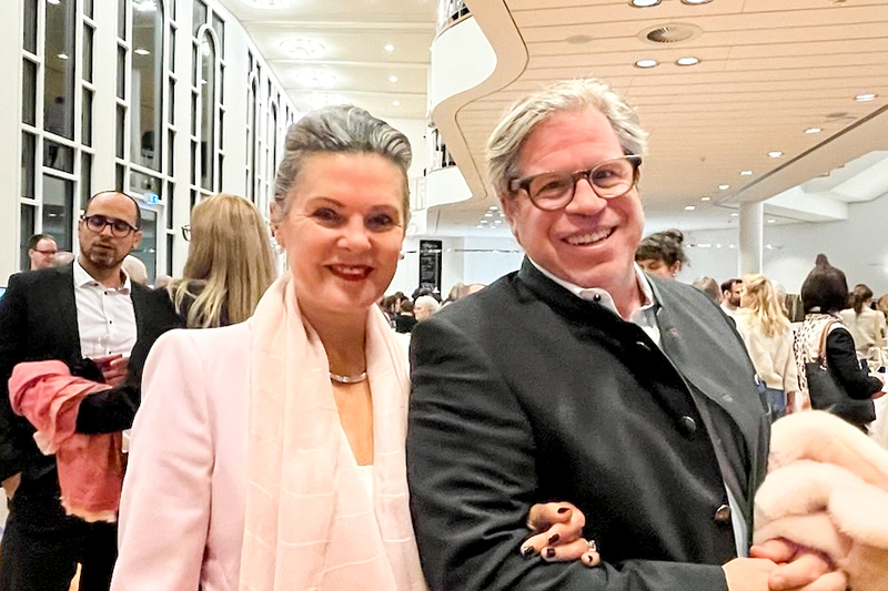 Tối hôm 14/02/2024, bà Andrea Keppler, Chủ tịch hội đồng quản trị Dàn nhạc Giao hưởng Heilbronn, cùng phu quân là ông George Opitz đã thưởng thức buổi biểu diễn đầu tiên của Đoàn Nghệ thuật Biểu diễn Shen Yun ở nhà hát Forum am Schlosspark, Ludwigsburg, Đức. (Ảnh: An Nhiên/Epoch Times)