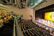 Tối ngày 15/02, ở Glasgow, thành phố lớn nhất Scotland, buổi biểu diễn thứ tư trong năm nay tại Phòng hòa nhạc Clyde (SEC Armadillo) của Đoàn Nghệ Thuật Biểu diễn Shen Yun Kỷ Nguyên Mới chật kín khán giả. (Ảnh: La Nguyên/Epoch Times)