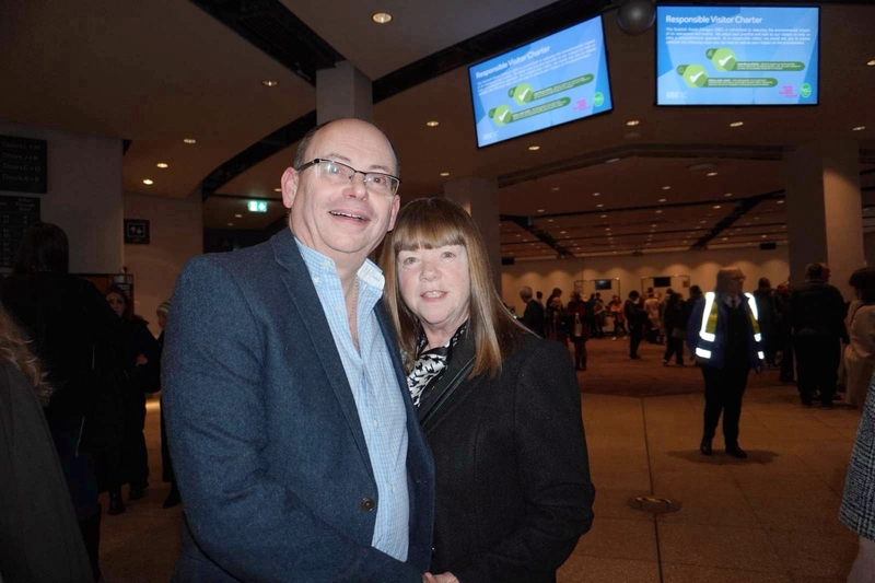 Bà Geraldine Hutson và ông Colin Hutson thưởng thức Shen Yun ở Glasgow, hôm 15/02/2024. (Ảnh: Mạch Lôi/Epoch Times)