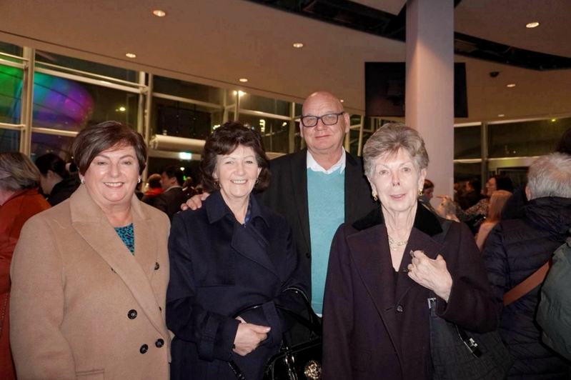 Hôm 15/02, vợ chồng ông Brian và bà Shirley Curran (hai người ở giữa) đã đưa người em họ Gillian Kirkwood (đầu tiên bên trái) và người bạn May Anderson (đầu tiên bên phải) đến thưởng lãm Shen Yun. (Ảnh: Mạch Lôi/Epoch Times)