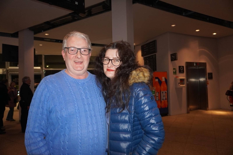 Ông Raymond Blackwood và bà Elena Blackwood thưởng thức buổi biểu diễn thứ tư của Đoàn Nghệ Thuật Biểu diễn Shen Yun tại Phòng hòa nhạc Clyde (SEC Armadillo) ở Glasgow, Scotland tối 15/02/2024. (Ảnh: Mạch Lôi/Epoch Times)