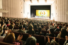Chiều hôm 16/01/2024, buổi biểu diễn thứ ba của Đoàn Nghệ thuật Shen Yun New York tại Hội trường Fukuoka Sun Palace lại một lần nữa đầy kín khán giả. Fukuoka là điểm dừng chân cuối cùng trong chuyến lưu diễn tại Nhật Bản của Đoàn Nghệ thuật Biểu diễn Shen Yun. Đến thời điểm này, chuyến lưu diễn Nhật Bản kéo dài gần hai tháng của Shen Yun đã kết thúc mỹ mãn tại Fukuoka. (Ảnh: Lư Dũng/Epoch Times)