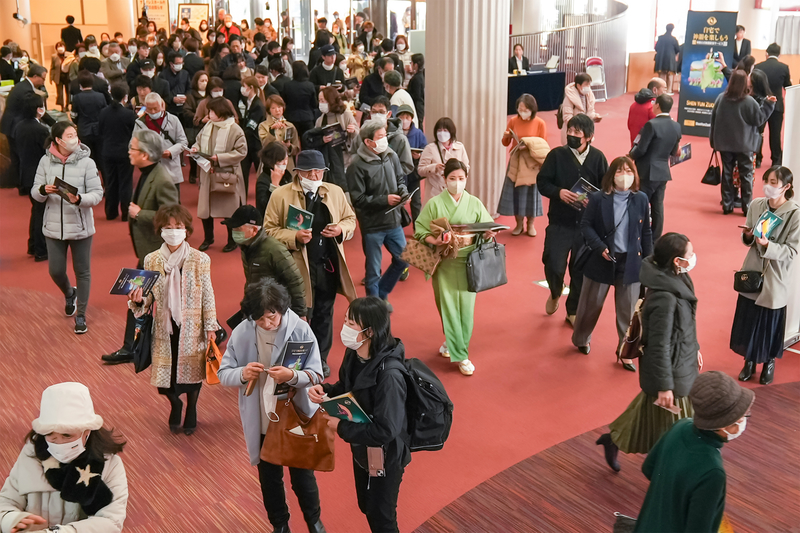 Chiều ngày 16/02/2024, Đoàn Nghệ thuật Biểu diễn Shen Yun New York đã có buổi diễn thứ ba tại Hội trường Fukuoka Sun Palace. Ảnh chụp cảnh khán giả tiến vào hội trường. (Ảnh: Lư Dũng/Epoch Times)