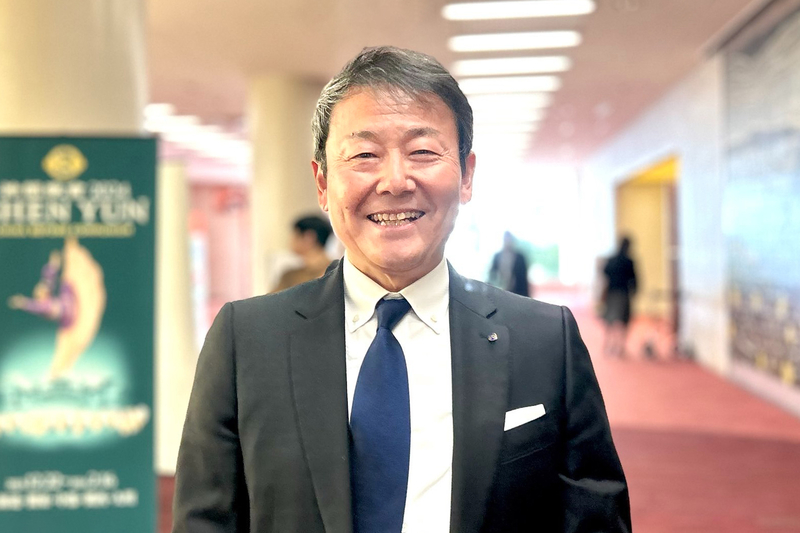 Ông Hara Koichi, Chủ tịch hội đồng quản trị Công ty TNHH Maruya, thưởng lãm buổi biểu diễn thứ ba của Đoàn Nghệ thuật Shen Yun New York tại Hội trường Fukuoka Sun Palace chiều hôm 16/02/2024. (Ảnh: Ngưu Bân/Epoch Times)