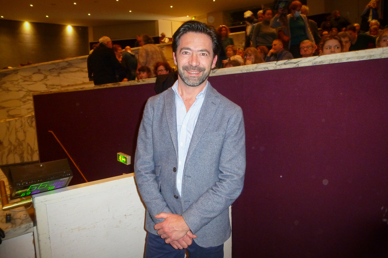 Ông Fabrice Chapuzet, chủ tịch công ty rau quả Lou Légumes ở Pháp, đã thưởng thức buổi biểu diễn thứ tám của Đoàn Nghệ thuật Biểu diễn Shen Yun hôm 18/02 tại Cité des Congrès de Nantes, Pháp. (Ảnh: Diệc Phàm/Epoch Times)