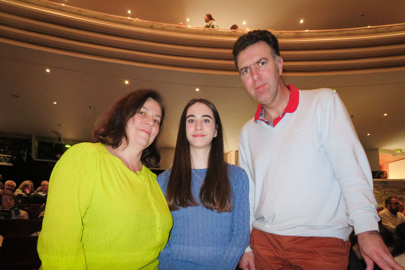 Ông Laurent de Ponsay cùng phu nhân và con gái thưởng lãm buổi biểu diễn thứ tám trong mùa lưu diễn năm nay của Đoàn Nghệ thuật Biểu diễn Shen Yun tại Cité des Congrès de Nantes, Pháp, hôm 18/02/2024. (Ảnh: Thịnh Minh/Epoch Times)