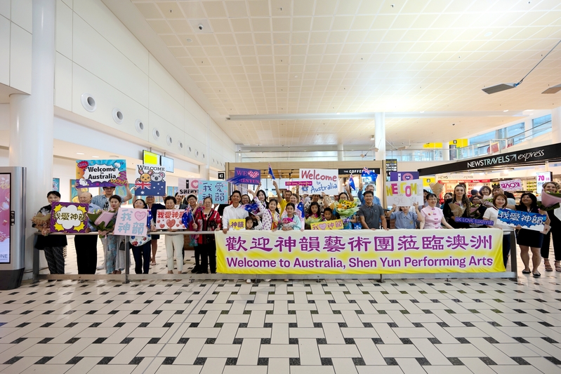 Sáng sớm ngày 19/02/2024, những người hâm mộ Shen Yun ở Queensland đã nồng nhiệt chào đón Đoàn Nghệ thuật Biểu diễn Shen Yun tại sảnh đón khách ở phi trường Brisbane. (Ảnh: Lại Niệm Chân/Epoch Times)