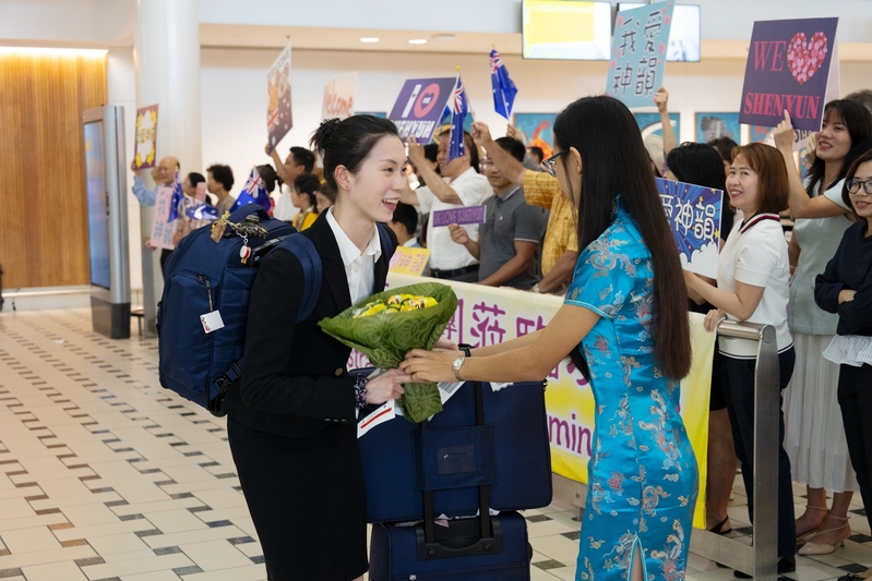 Sáng sớm ngày 19/02/2024, những người hâm mộ Shen Yun ở Queensland đã nồng nhiệt chào đón Đoàn Nghệ thuật Biểu diễn Shen Yun tại sảnh đón khách ở phi trường Brisbane. (Ảnh: Lại Niệm Chân/Epoch Times)