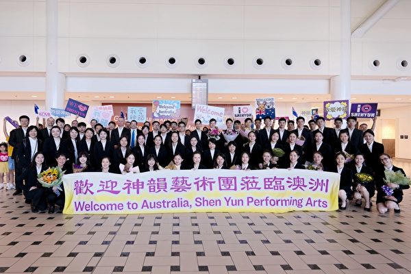 Sáng sớm hôm 19/02/2024, Đoàn Nghệ thuật Biểu diễn Shen Yun đã đặt chân đến phi trường quốc tế Brisbane ở Queensland, Úc. (Ảnh: Lại Niệm Chân/Epoch Times)