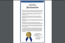 Ông Nicholas E. Hunter, Thị trưởng thành phố Lake Charles, tiểu bang Louisiana, Hoa Kỳ, đã đặc biệt trao tặng giấy khen và tuyên bố ngày 20/02/2024 là “Ngày biểu diễn Shen Yun” ở thành phố Lake Charles. (Ảnh: Epoch Times)