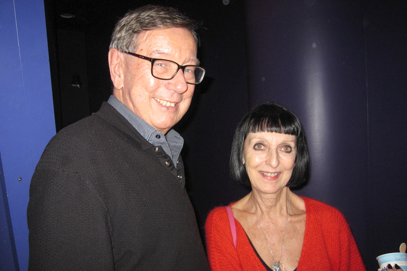 Vào lúc 7 giờ tối ngày 20/02, bà Moira Hancock, giáo viên dạy múa ở Manchester và chồng đã đến thưởng thức buổi biểu diễn đầu tiên của Đoàn Nghệ thuật Biểu diễn Shen Yun Kỷ Nguyên Mới tại Trung tâm nghệ thuật The Lowry, Salford, Anh Quốc. (Ảnh: Bảo Nguyên/Epoch Times)