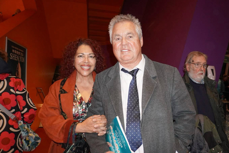 Ca sĩ nhạc jazz, diễn viên và người mẫu Carla Richee cùng phu quân David Hulse thưởng lãm buổi biểu diễn đầu tiên của Đoàn Nghệ thuật Biểu diễn Shen Yun Kỷ Nguyên Mới tại Trung tâm nghệ thuật The Lowry, Salford, Anh Quốc tối hôm 20/02/2024. (Ảnh: Mạch Lôi/Epoch Times)