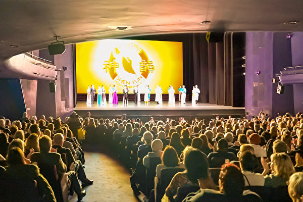 Shen Yun cháy vé tại Salford, Anh Quốc