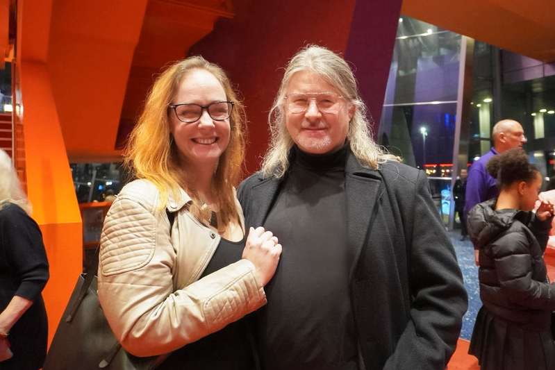 Nghệ sĩ chơi kèn, nhà soạn nhạc, và nhà biên khúc người Pháp Jonathan Barrett cùng bạn gái Ruth Scarrott thưởng lãm đêm biểu diễn đầu tiên của Đoàn Nghệ thuật Biểu diễn Shen Yun Kỷ Nguyên Mới tại Trung tâm nghệ thuật The Lowry, Salford, Anh Quốc hôm 20/02/2024. (Ảnh: Mạch Lôi/Epoch Times)
