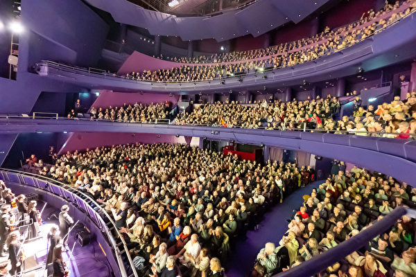 Chiều ngày 21/02/2024, buổi biểu diễn thứ hai của Đoàn Nghệ thuật Biểu diễn Shen Yun Kỷ Nguyên Mới tại Salford, Anh Quốc, đã cháy vé. (Ảnh: La Nguyên/Epoch Times)