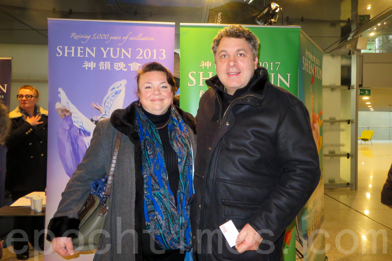 Nhà soạn nhạc người Pháp Eric Girondin cùng phu nhân, nghệ sĩ violin nổi tiếng người Nga Natalia Girondin, thưởng lãm buổi biểu diễn thứ năm của Đoàn Nghệ thuật Biểu diễn Shen Yun Thế giới tại Palais des Congrès de Tours chiều ngày 25/02/2024. (Ảnh: Thịnh Minh/Epoch Times)