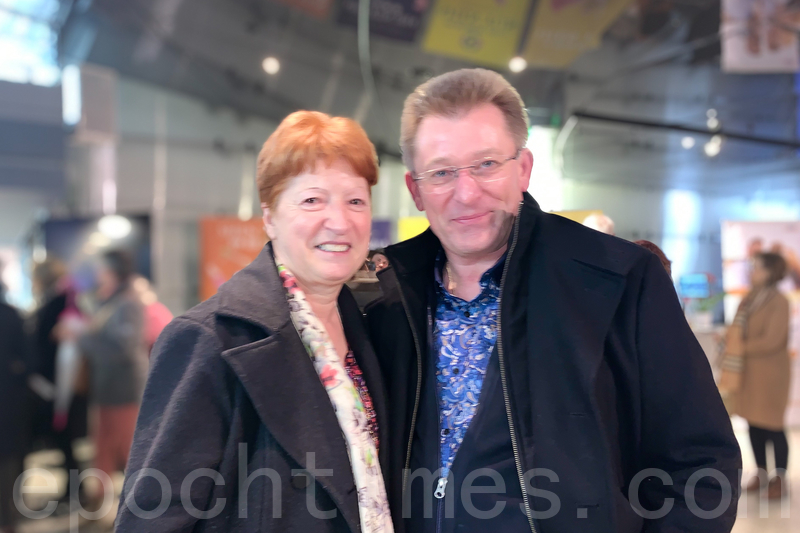 Thị trưởng Michelle Duvault và người bạn Pascal Fourmy thưởng lãm buổi biểu diễn thứ năm của Đoàn Nghệ thuật Biểu diễn Shen Yun Thế giới tại Palais des Congrès de Tours chiều ngày 25/02/2024. (Ảnh: Trương Ni/Epoch Times)