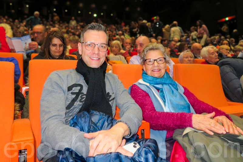 Nhà sản xuất phim Danny Delagouttière và mẹ anh, bà Loulou, thưởng thức buổi biểu diễn thứ năm của Đoàn Nghệ thuật Biểu diễn Shen Yun Thế giới tại Trung tâm Hội nghị Quốc tế Tours ở Pháp chiều ngày 25/02/2024. (Ảnh: Thịnh Minh/Epoch Times)