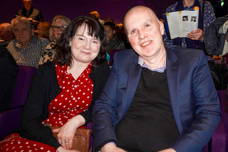 Ông Andy Phillips, trưởng phòng nhân sự toàn cầu của Hội đồng Anh và bà Anna Lee Phillips thưởng lãm buổi biểu diễn cuối cùng của Đoàn Nghệ thuật Biểu diễn Shen Yun Kỷ Nguyên Mới tại Trung tâm Nghệ thuật The Lowry ở Salford, Anh Quốc chiều 25/02/2024. (Ảnh: Mạch Lôi/Epoch Times)