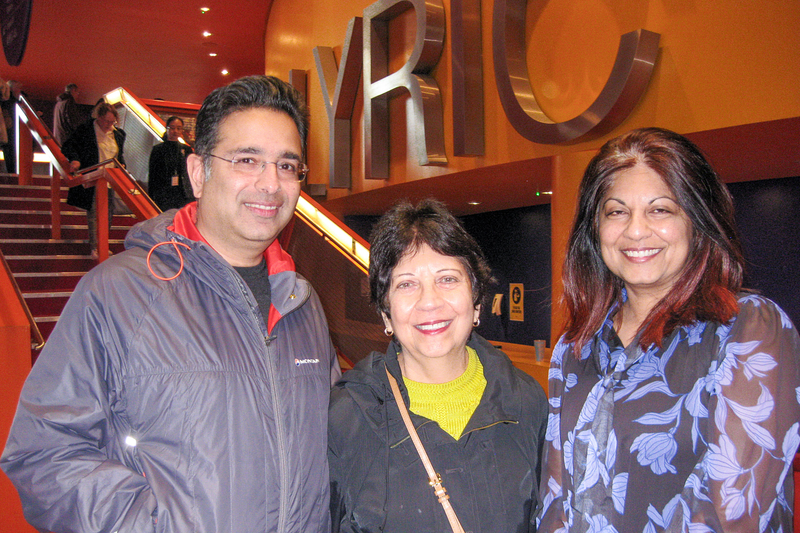 Bác sĩ đa khoa Rajesh Gulati cùng phu nhân Shalini Gulati và mẹ vợ Neelam Khunger thưởng lãm buổi biểu diễn thứ bảy của Đoàn Nghệ thuật Biểu diễn Shen Yun Kỷ nguyên Mới tại Trung tâm Nghệ thuật Lowry ở Salford, Anh Quốc hôm 25/02/2024. (Ảnh: Tiêu Y Quân/Epoch Times)