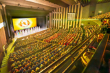 Chiều ngày 25/02/2024, Đoàn Nghệ thuật Biểu diễn Shen Yun Thế giới đã có buổi biểu diễn thứ năm tại Trung tâm Hội nghị Quốc tế Tours, Pháp tiếp tục kín khán giả. (Ảnh: Phúc Kiệt/The Epoch Times)