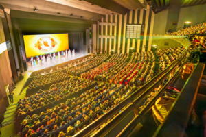 Tất cả năm buổi biểu diễn Shen Yun ở Tours, Pháp, đều cháy vé, những người nổi tiếng trong giới nghệ thuật đều thán phục