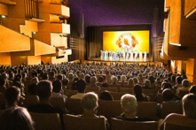 Tối 26/02/2024, buổi biểu diễn đầu tiên của Đoàn Nghệ Thuật Biểu diễn Shen Yun New York tại Phòng hòa nhạc Trung tâm Nghệ thuật Biểu diễn Queensland (QPAC) ở Brisbane lại tiếp tục tình trạng một vé cũng khó tìm. (Ảnh: Viên Hoằng/Epoch Times)
