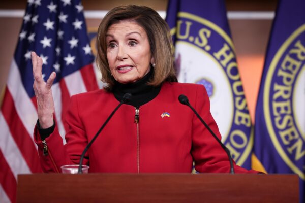 Chủ tịch Hạ viện đương thời Nancy Pelosi (Dân Chủ-California) trả lời các câu hỏi trong cuộc họp báo hàng tuần của bà tại Điện Capitol Hoa Kỳ ở Hoa Thịnh Đốn, hôm 15/12/2022. (Ảnh: Win McNamee/Getty Images)