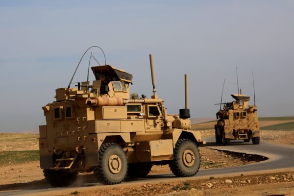 Xe thiết giáp của Thủy quân lục chiến Hoa Kỳ được nhìn thấy trên một con đường phía bắc Raqqa ở miền bắc Syria, vào ngày 27/03/2017. (Ảnh: Delil Souleiman/AFP qua Getty Images)