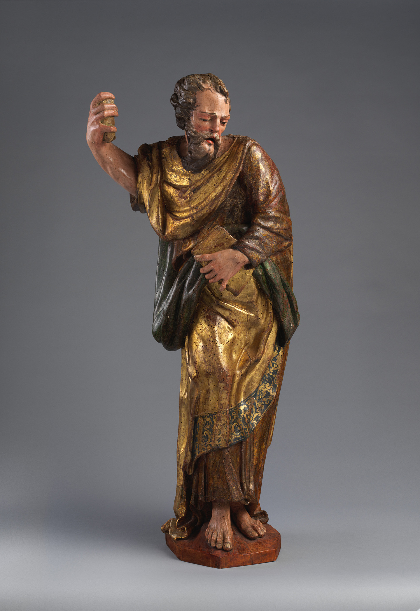 Bức tượng “Apostle or Saint” (Sứ đồ hay Thánh) của điêu khắc gia Alonso Berruguete, khoảng những năm 1520. Gỗ óc chó mạ vàng và sơn nhiều màu; 40 9/16 inch x 14 9/16 inch (~103cm x 37cm). Bảo tàng Nghệ thuật Metropolitan, thành phố New York. (Ảnh: Tư liệu công cộng)