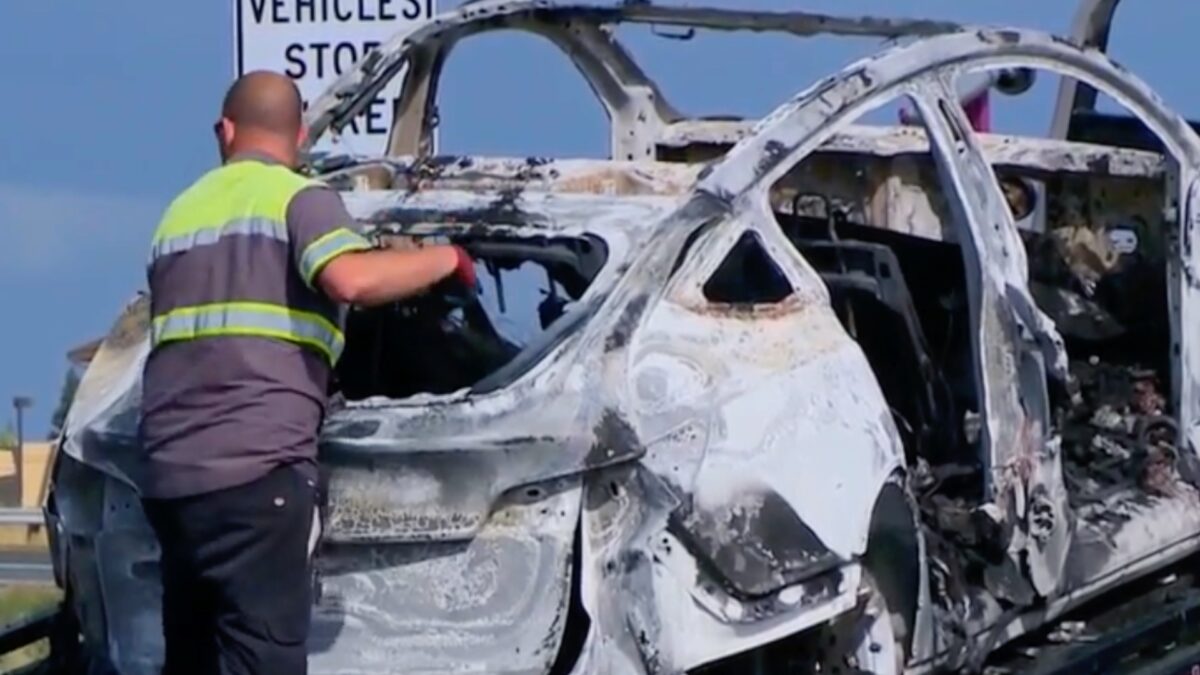 Một chiếc xe kéo đang chở một chiếc xe Tesla sau khi chiếc xe này bị bốc cháy trên một xa lộ ở California vào ngày 06/05/2023. (Ảnh: Được đăng dưới sự cho phép của KCRA qua CNN)