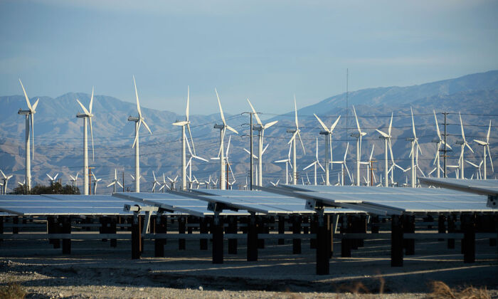 Những cơn gió mạnh cung cấp năng lượng cho những tua-bin gió to lớn phía trước các tấm pin quang năng ở Palm Springs, California, vào ngày 27/03/2013. (Ảnh: Kevork Djansezian/Getty Images)