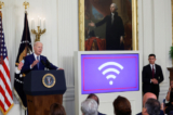 Tổng thống Joe Biden công bố một chương trình tài trợ quốc gia nhằm khai triển cơ sở hạ tầng Internet tốc độ cao, tại Tòa Bạch Ốc ở Hoa Thịnh Đốn, hôm 26/06/2023. (Ảnh: Jonathan Ernst/Reuters)