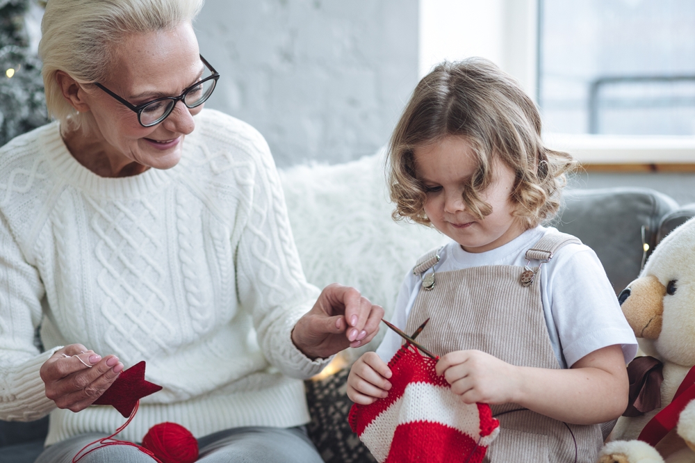 Một đứa trẻ thật may mắn khi có ông hoặc bà giỏi đan móc, thêu thùa, may vá và các nghề thủ công khác. (Ảnh: Vera Prokhorova/Shutterstock)