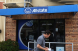 Một người đi bộ đi ngang qua văn phòng của hãng Bảo hiểm Allstate ở San Francisco vào ngày 09/06/2023. (Ảnh: Justin Sullivan/Getty Images)