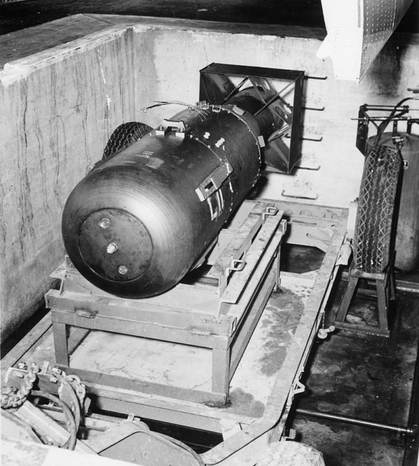 Quả bom “Little Boy” trên giá đỡ xe kéo trong căn hầm ở Tinian, trước khi được đưa vào khoang chứa bom của oanh tạc cơ Enola Gay, ngày 01/08/1945. (Ảnh: Tư liệu công cộng)