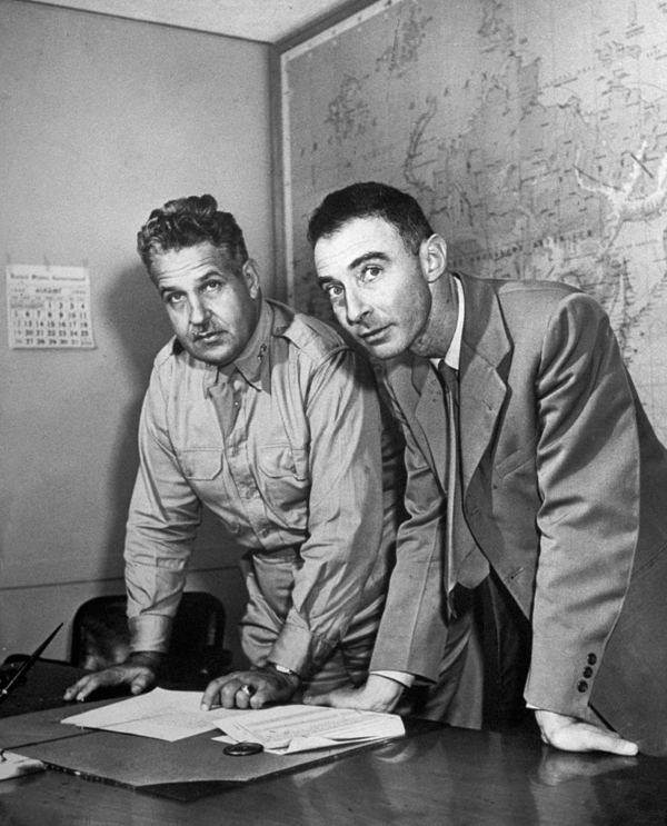 Thiếu tướng Leslie Groves (trái), chỉ huy quân sự của Dự án Manhattan, cùng nhà vật lý Oppenheimer năm 1942. (Ảnh: Tư liệu công cộng)