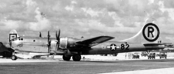 Oanh tạc cơ Enola Gay sau nhiệm vụ ném bom ở thành phố Hiroshima, tiến vào bãi đáp. Nó có màu sơn của Nhóm Oanh tạc thứ 6 (6th Bombardment Group), số hiệu 82 chiến thắng có thể nhìn thấy trên thân phi cơ, ngay phía trước đuôi đứng. (Ảnh: Tư liệu công cộng)