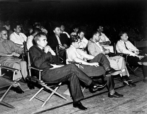 Một nhóm các nhà vật lý học tại Hội đàm Los Alamos về chủ đề Siêu Năng (Super) năm 1946. Ngồi ở hàng ghế đầu là ông Norris Bradbury, ông John Manley, ông Enrico Fermi và ông J.M.B. Kellogg. Phía sau ông Manley là ông Oppenheimer (mặc áo khoác và đeo cà vạt), bên trái là ông Richard Feynman. (Ảnh: Thuộc Phòng thí nghiệm quốc gia Los Alamos)