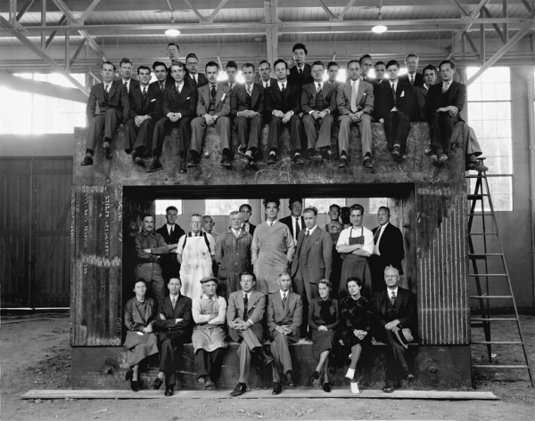 Đội ngũ khoa học gia và các nhân viên kỹ thuật của Phòng thí nghiệm Lawrence Berkeley đứng xung quanh máy gia tốc hạt cyclotron 60 inch (~152cm). Tạp chí NEWS LBL, Tập san 4, Số 3, Mùa thu 1979, trang 37. Phòng Tư liệu Vật lý 1944-51 (P-4) tháng 08/1938. (Ảnh: Tư liệu công cộng)