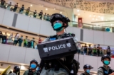 Một viên cảnh sát chống bạo động đứng gác khi cảnh sát Hồng Kông tiến hành hoạt động giải tỏa trong cuộc biểu tình tại một trung tâm thương mại ở Hồng Kông vào ngày 06/07/2020. Luật an ninh quốc gia mới của Hồng Kông quy định các quan điểm chính trị, khẩu hiệu, và biển hiệu ủng hộ độc lập hoặc giải phóng Hồng Kông là bất hợp pháp. (Ảnh: Isaac Lawrence/AFP qua Getty Images)