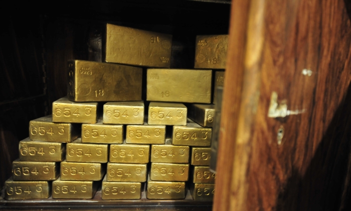 Những thỏi vàng trong một két sắt cổ, khoảng 100 năm tuổi, được trưng bày tại triển lãm “Lịch sử tiền tệ” tại Ngân hàng Quốc gia Hungary ở Budapest hôm 29/11/2011. (Ảnh: Attila Kisbenedek /AFP via Getty Images)