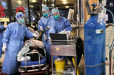 Nhân viên y tế chăm sóc một bệnh nhân COVID-19 tại Thượng Hải vào ngày 14/01/2023. (Ảnh: Kevin Frayer/Getty Images)