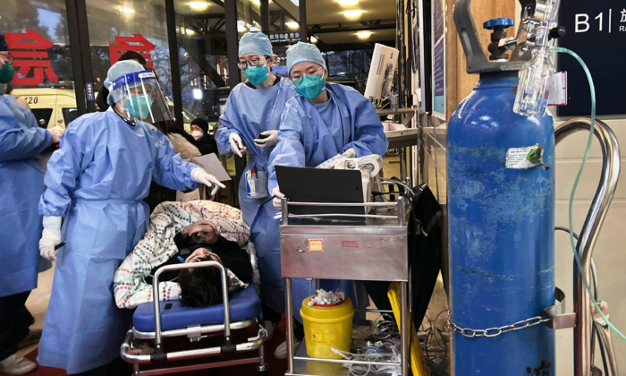 Nhân viên y tế chăm sóc một bệnh nhân COVID-19 tại Thượng Hải vào ngày 14/01/2023. (Ảnh: Kevin Frayer/Getty Images)