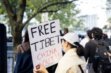 Người Tây Tạng biểu tình bên cạnh trụ sở Liên Hiệp Quốc ở thành phố New York hôm 20/09/2023. (Ảnh: Chung I Ho/The Epoch Times)