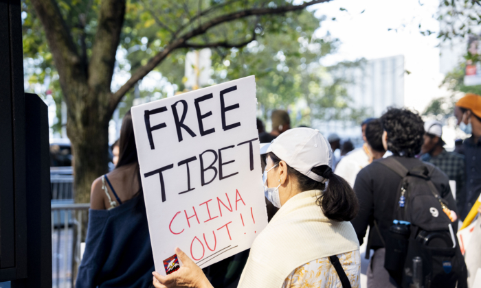 Người Tây Tạng biểu tình bên cạnh trụ sở Liên Hiệp Quốc ở thành phố New York hôm 20/09/2023. (Ảnh: Chung I Ho/The Epoch Times)