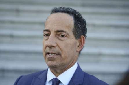 Các thành viên Đảng Dân Chủ trong ủy ban giám sát thúc ép các công ty dược phẩm báo cáo về tình trạng thiếu thuốc men trên toàn quốc