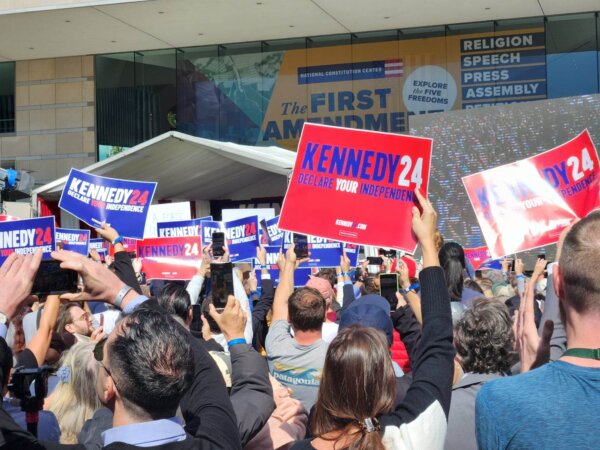 Những người ủng hộ ông Robert F. Kennedy Jr. lắng nghe thông báo rằng ông sẽ tranh cử tổng thống như một ứng cử viên độc lập ở Philadelphia vào ngày 09/10/2023. (Ảnh: Jeff Louderback/The Epoch Times)